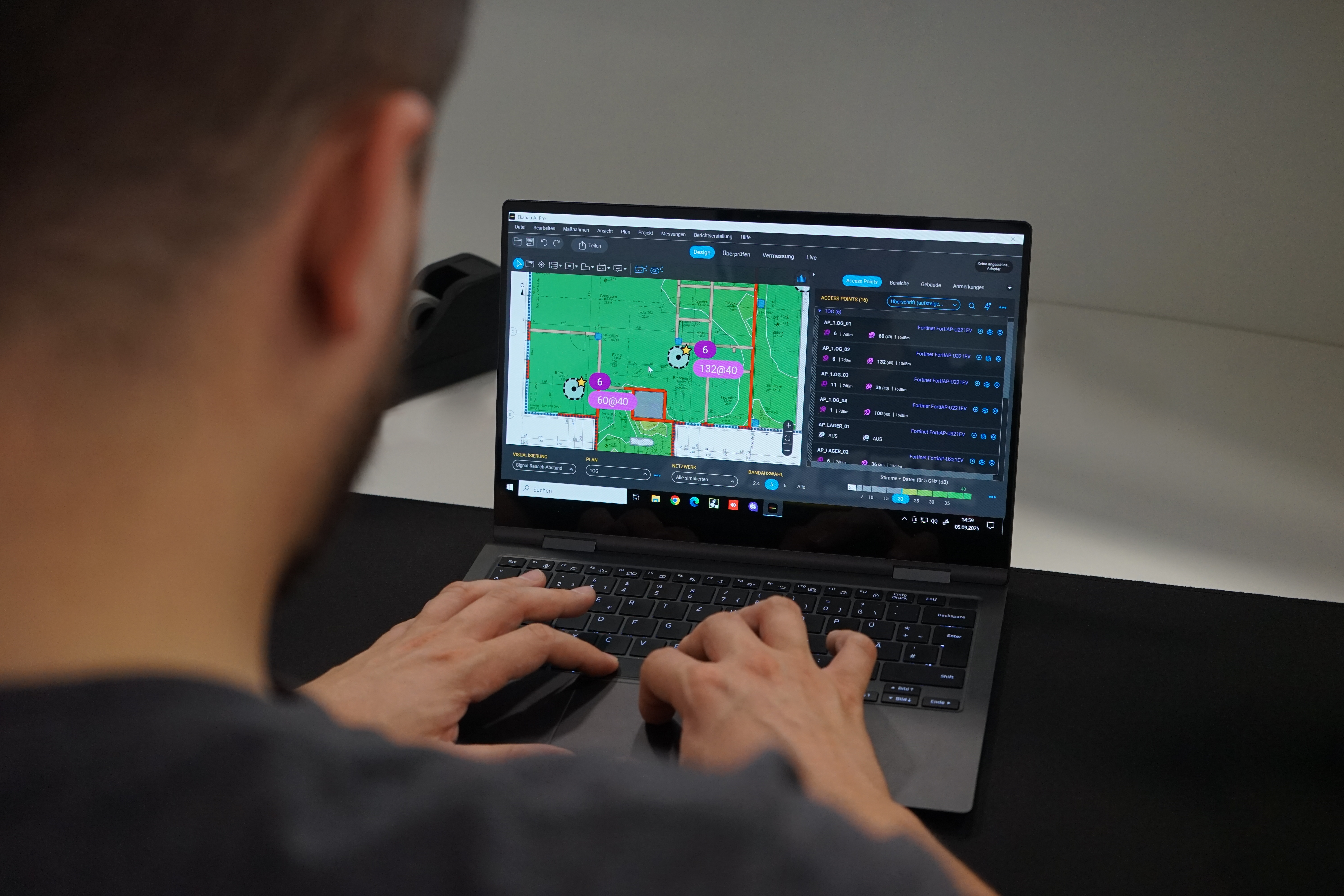 Blick über die Schulter auf eine Person, die die Ekahau-Software auf einem Laptop nutzt