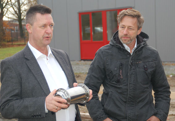 Paul Kaiser und Thomas Passlack mit der Zeitkapsel
