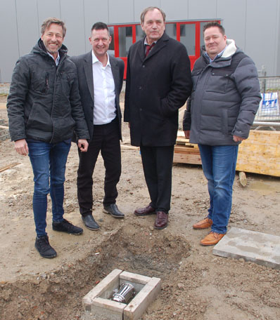 Eine Zeitkapsel wird unter dem Fundament des neuen Gebäudes an der Meisenstraße vergraben.