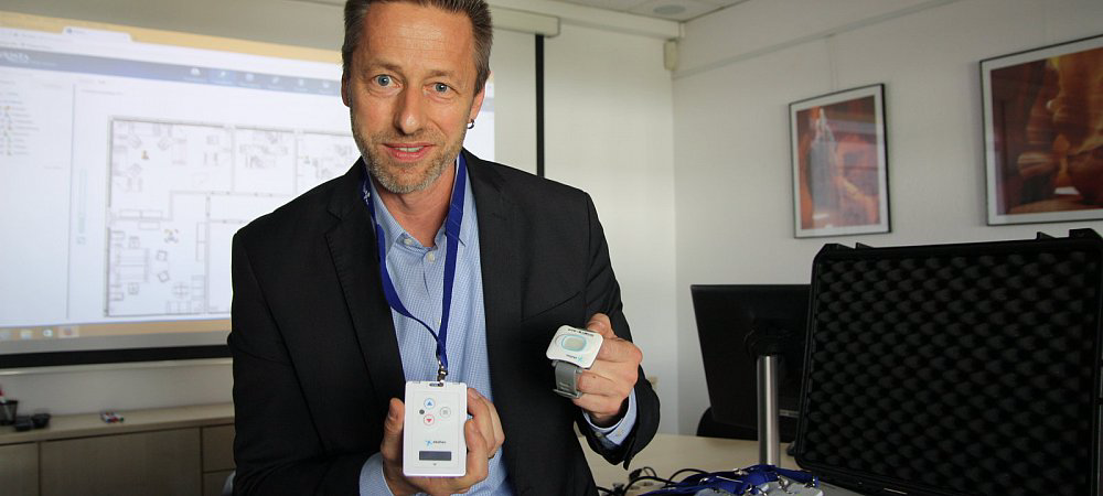 Thomas Passlack bei der Präsentation der RTLS-Tags